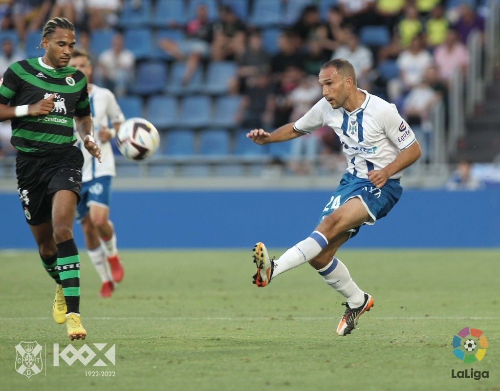 Nacho Martínez en una acción ante el Racing./ Archivo - LaLiga.