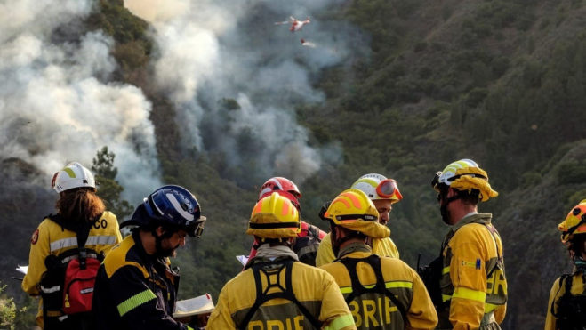 Bomberos trabajan en la extinción de un incendio en Gran Canaria / EFE