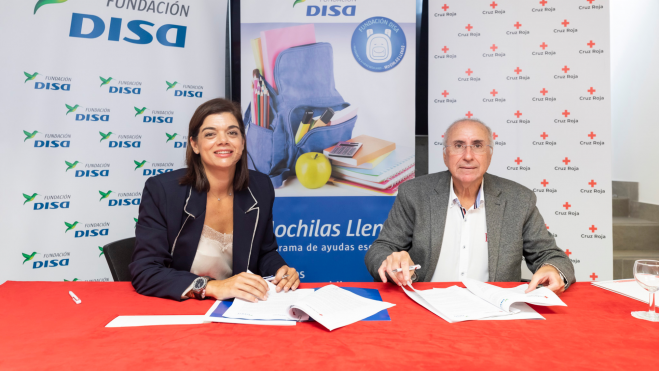 Imagen de la firma del acuerdo entre Fundación DISA y Cruz Roja para el proyecto 'Mochilas llenas' /Fundación DISA