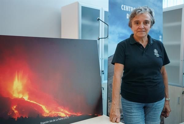 La directora del Instituto Geográfico Nacional (IGN) en Canarias y portavoz del comité científico durante la erupción de La Palma, María José Blanco, durante una entrevista con la Agencia Efe al cumplirse un año del estallido del volcán. EFE/Ramón de la Rocha