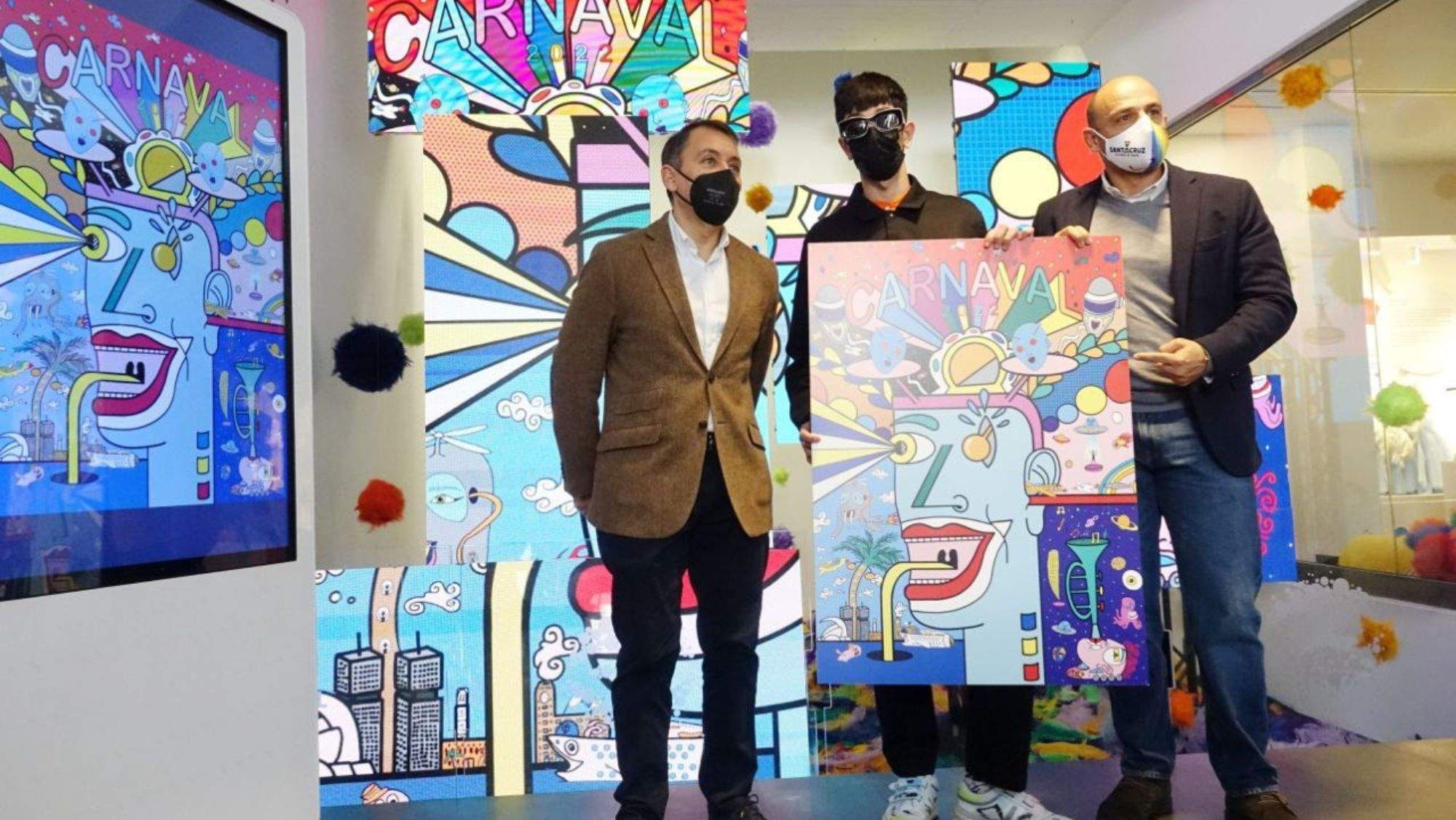El alcalde de Santa Cruz, José Manuel Bermúdez, y el concejal de Fiestas, Alfonso Cabello, junto al artista 'Bejo', conocido también en el sector musical, y creador del cartel del carnaval 2022. / Cedida
