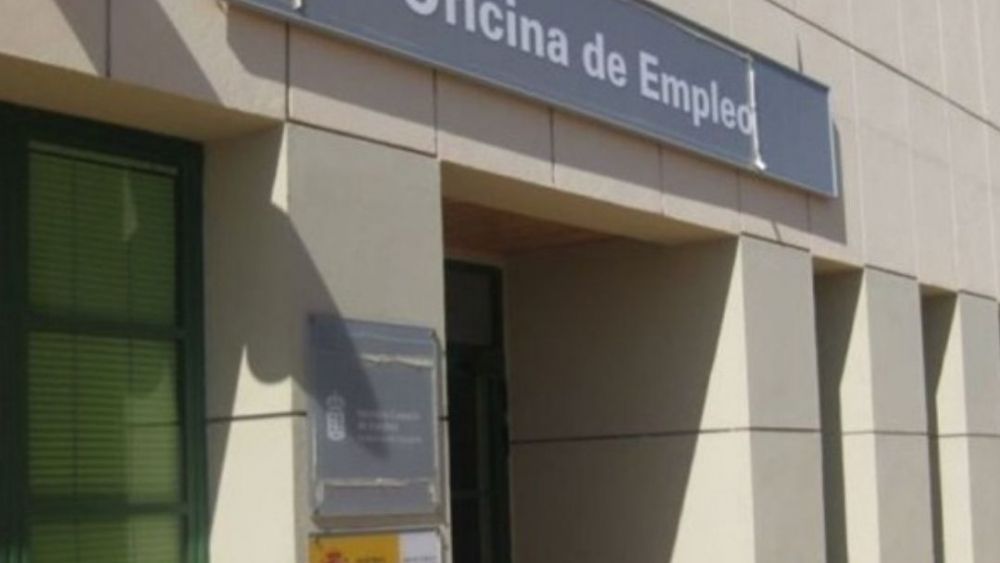 Oficina del Servicio Canario de Empleo en Tenerife, donde se ha registrado una desaceleración en la caída de parados. / EFE