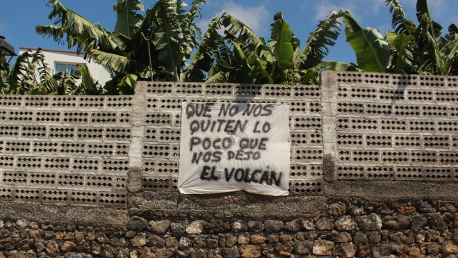 Una pancarta en Tazacorte denuncia las expropiaciones que se llevarán a cabo para construir la carretera de la costa en La Palma./ Álvaro Oliver (AH)