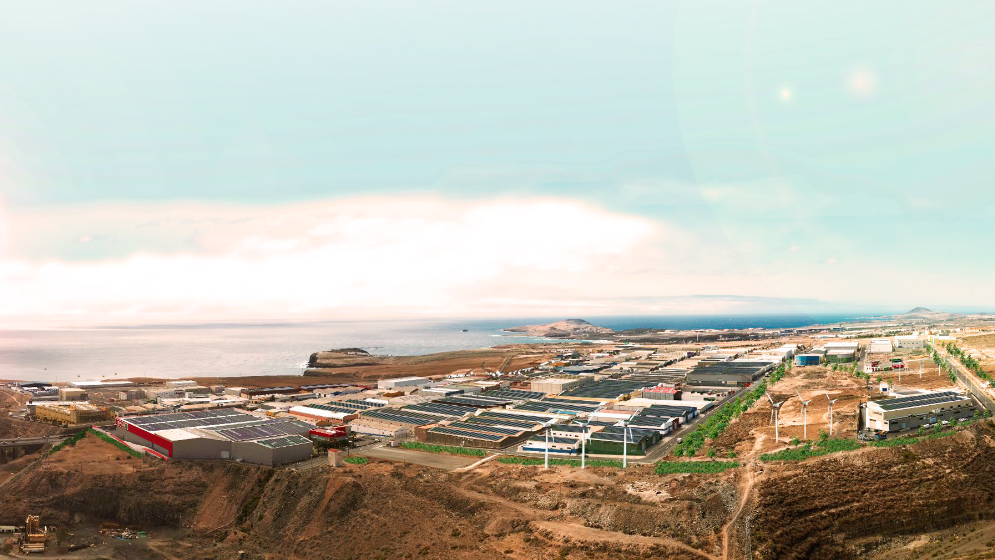 Foto del proyecto del GoroEco con placas fotovoltaicas, en El Goro (Telde). / Canaluz Infinita