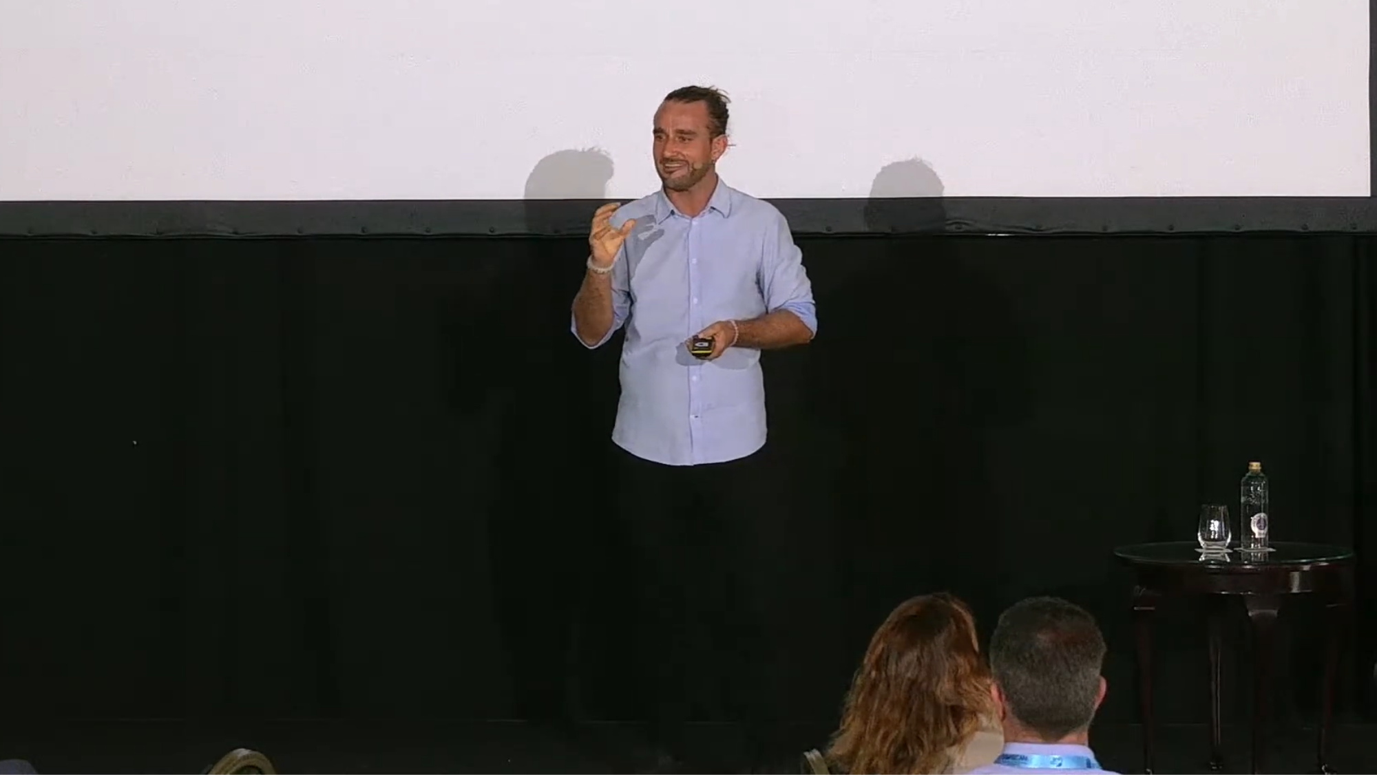 El divulgador Álex Darkov durante su intervención en el VI Foro de Autoconsumo y Sostenibilidad. / SM Advance Energy