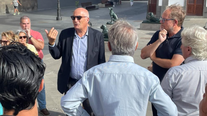 Laforet sobre la visita hablando de patrimonio histórico. / Concejalía de Movilidad