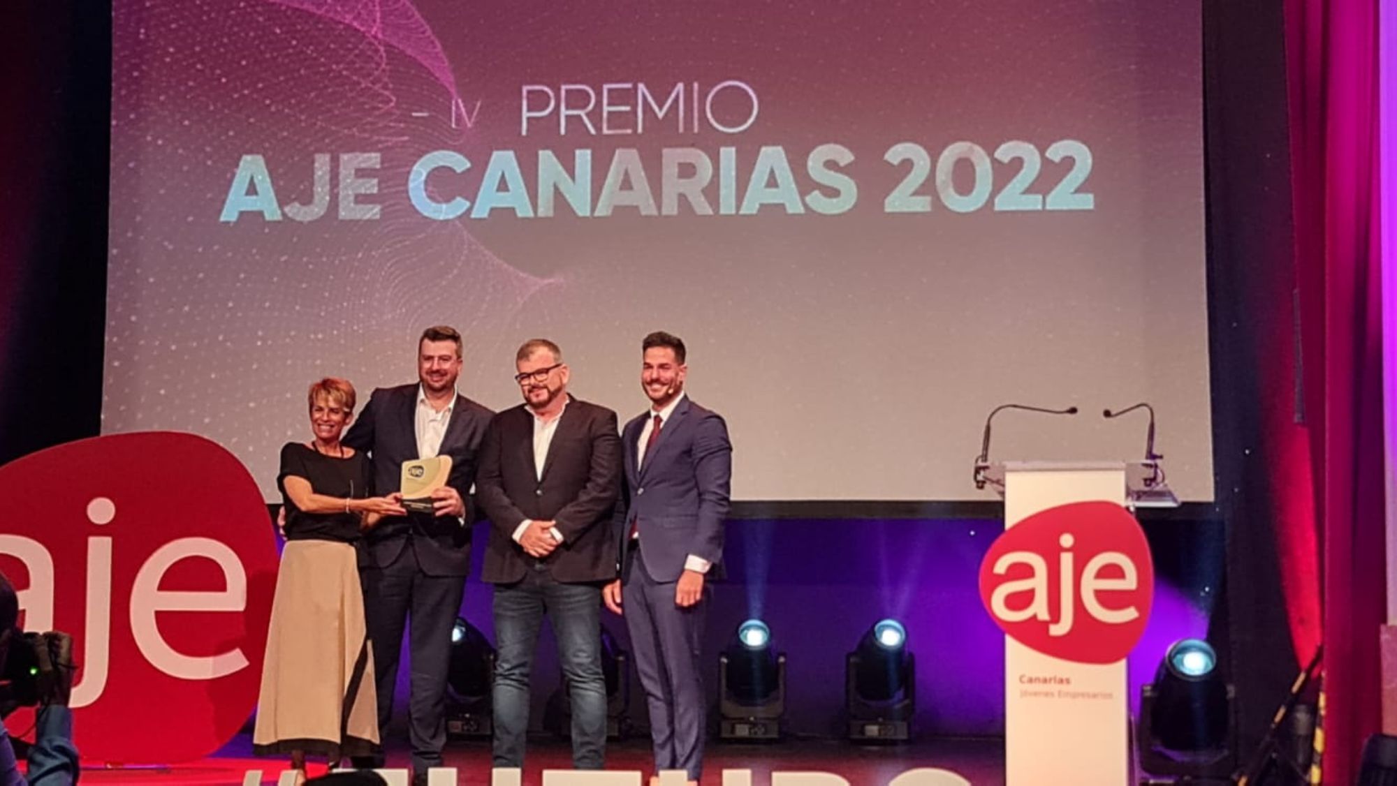 Alexis Amaya y Eduardo Calero, CEO de dormitorum y socio gerente respectivamente, reciben el premio AJE CAnarias 2022 de la mano de Agoney Melián, presidente de AJE Canarias. / Cedida