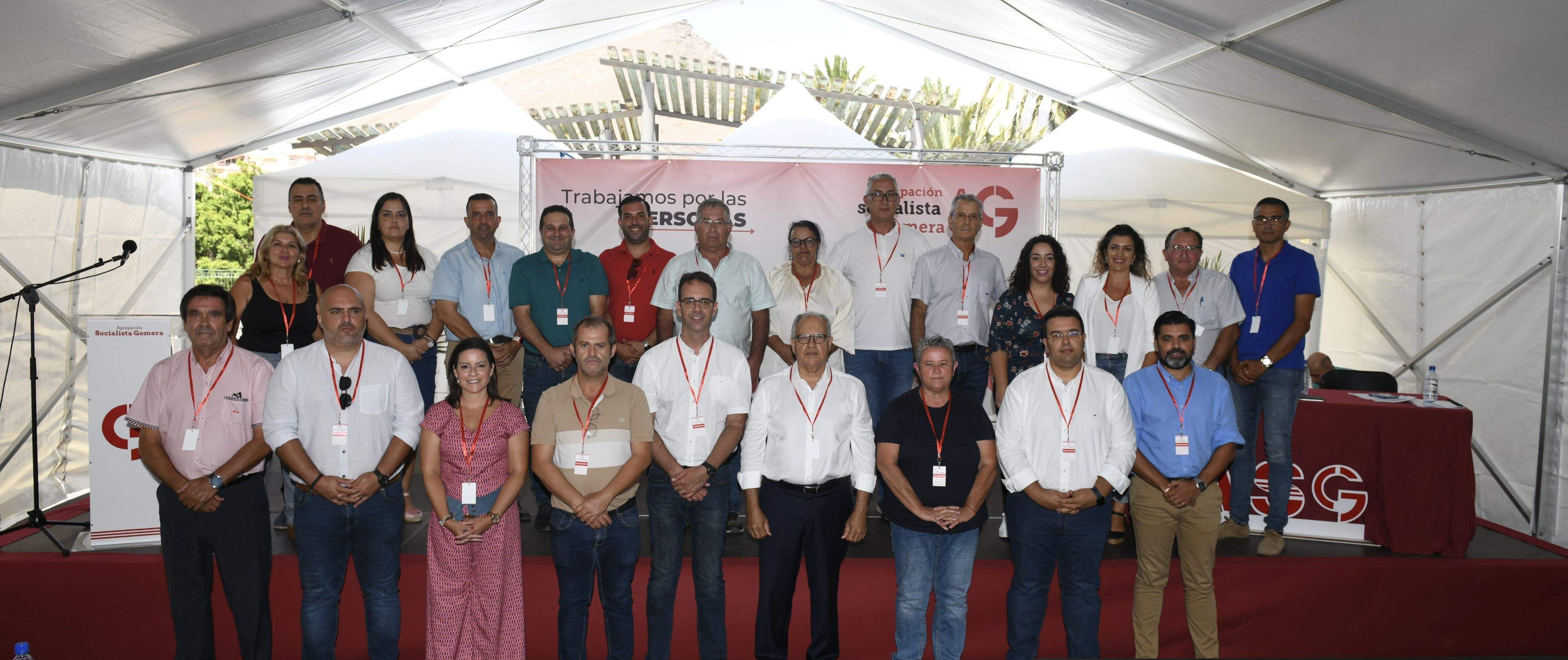 Tercer congreso nacional de ASG con Casimiro Curbelo (abajo, el cuarto por la derecha) reelegido como secretario general. / Cedida Tercer congreso nacional de ASG con Casimiro Curbelo (abajo, el cuarto por la derecha) reelegido como secretario general. / Cedida