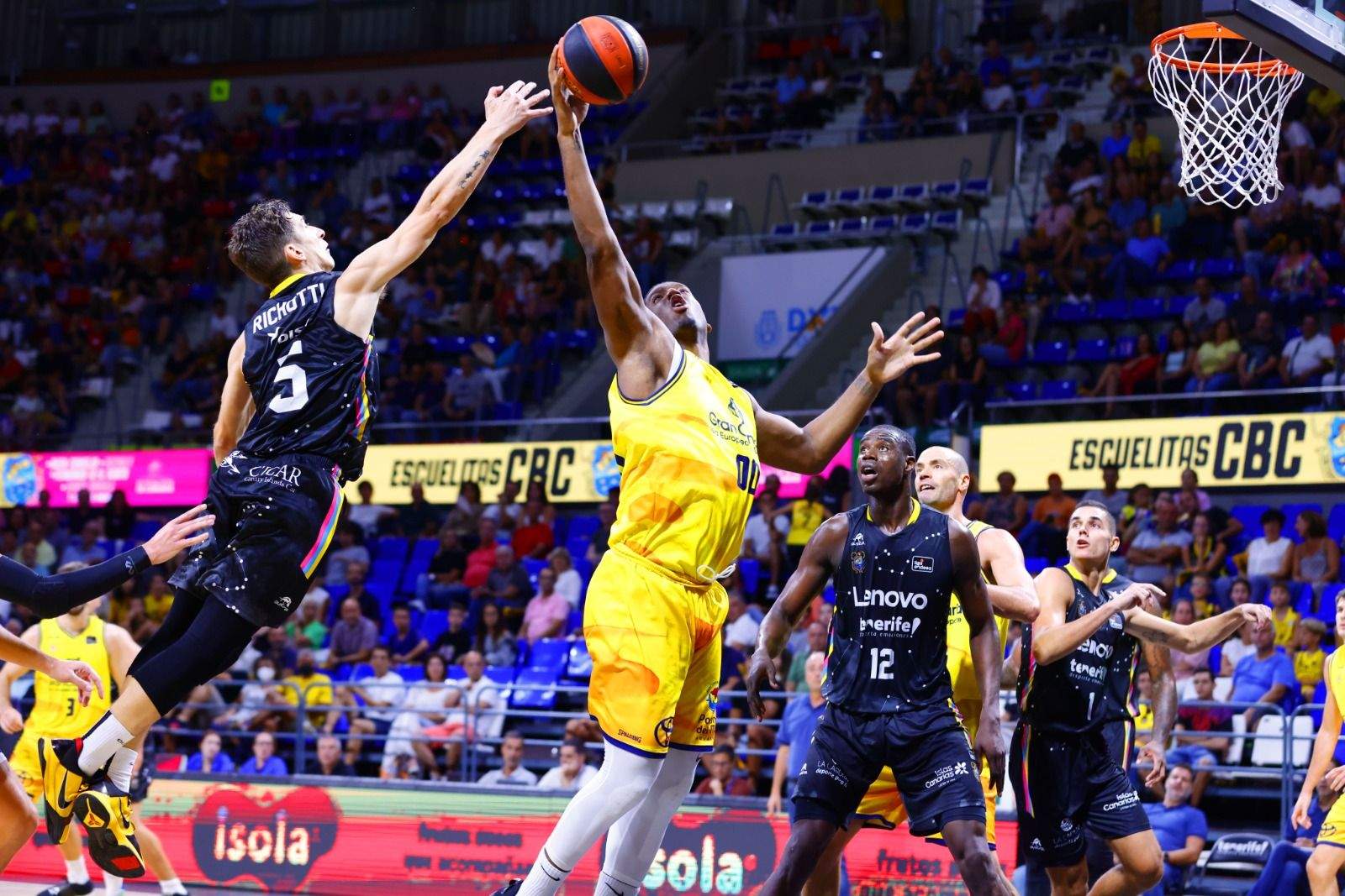 El Gran Canaria venció en la Copa Isola al CB Canarias por 90-92 en el Santiago Martín./ Twitter