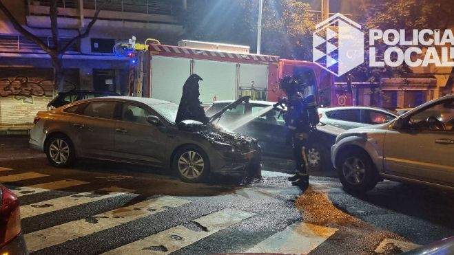 Un bombero sofoca el fuego de un coche en la calle Robayna, Santa Cruz de Tenerife. / Policía Local