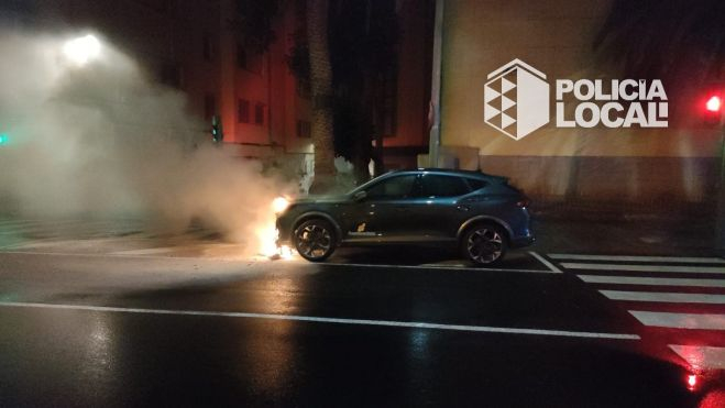 Un coche sufre un incendio en su parte delantera en la calle Méndez Núñez, Santa Cruz de Tenerife. / Policía Local de Santa Cruz de Tenerife