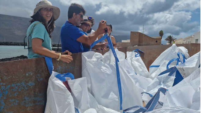 Ochenta voluntarios participaron en la recogida de residuos en La Graciosa. / Consejería de Turismo, Industria y Comercio