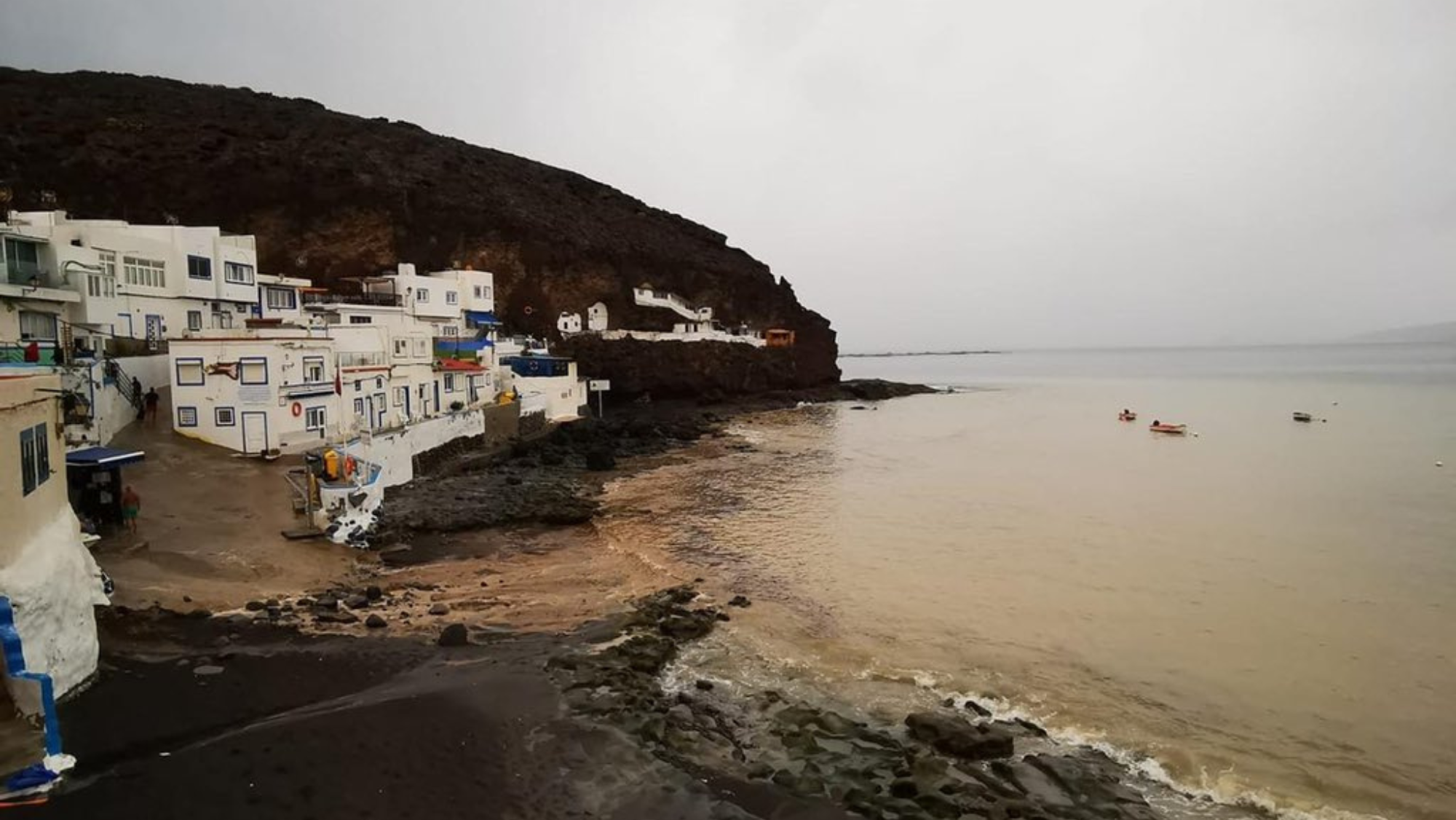 Tufia es una de las cuatro playas que permanece cerrada. / Jonay López (Twitter)