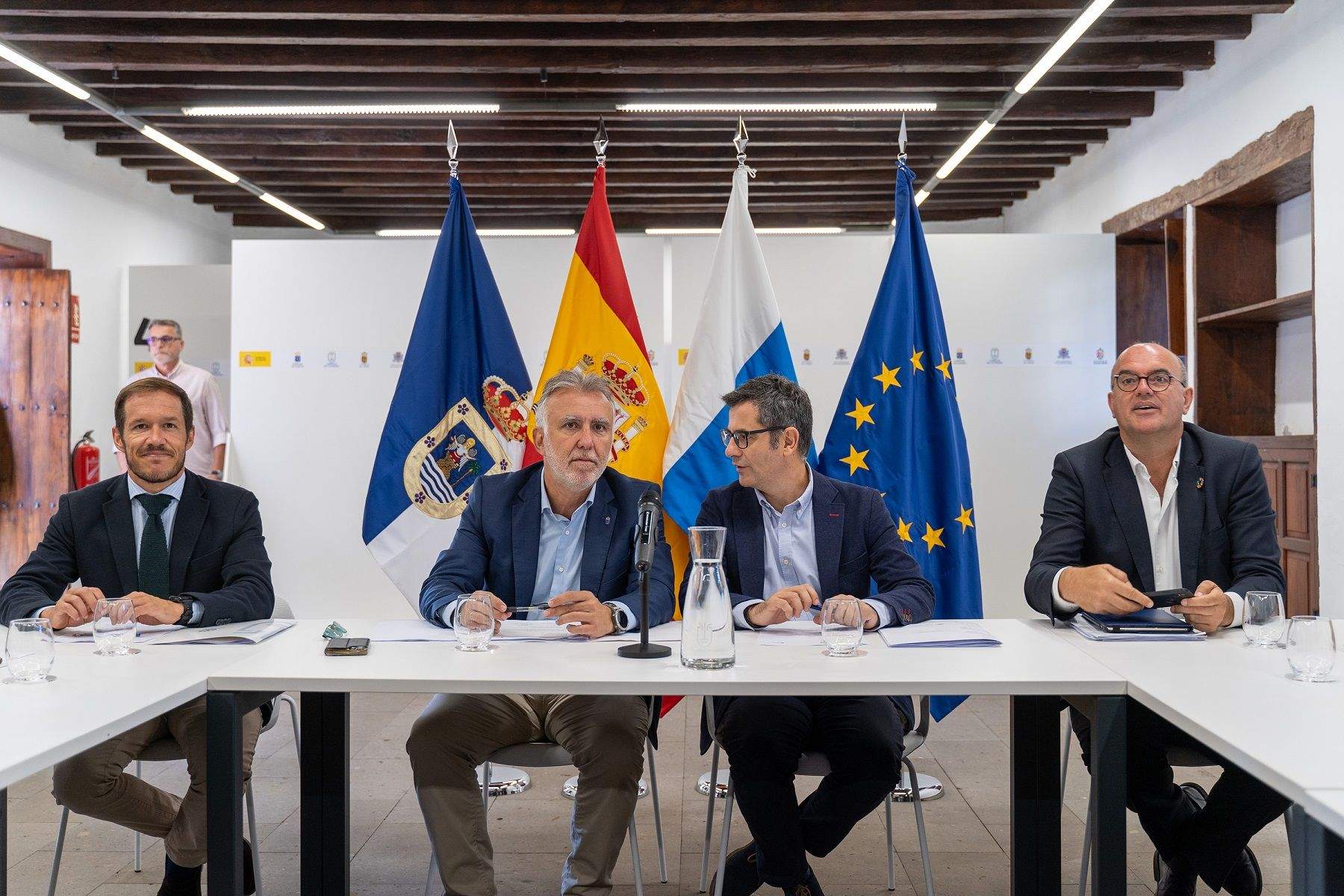 El ministro de la Presidencia, Félix Bolaños, el presidente de Canarias, Ángel Víctor Torres, el presidente del Cabildo de La Palma, Mariano Hernández Zapata y el delegado del Gobierno en Canarias, Anselmo Pestana./