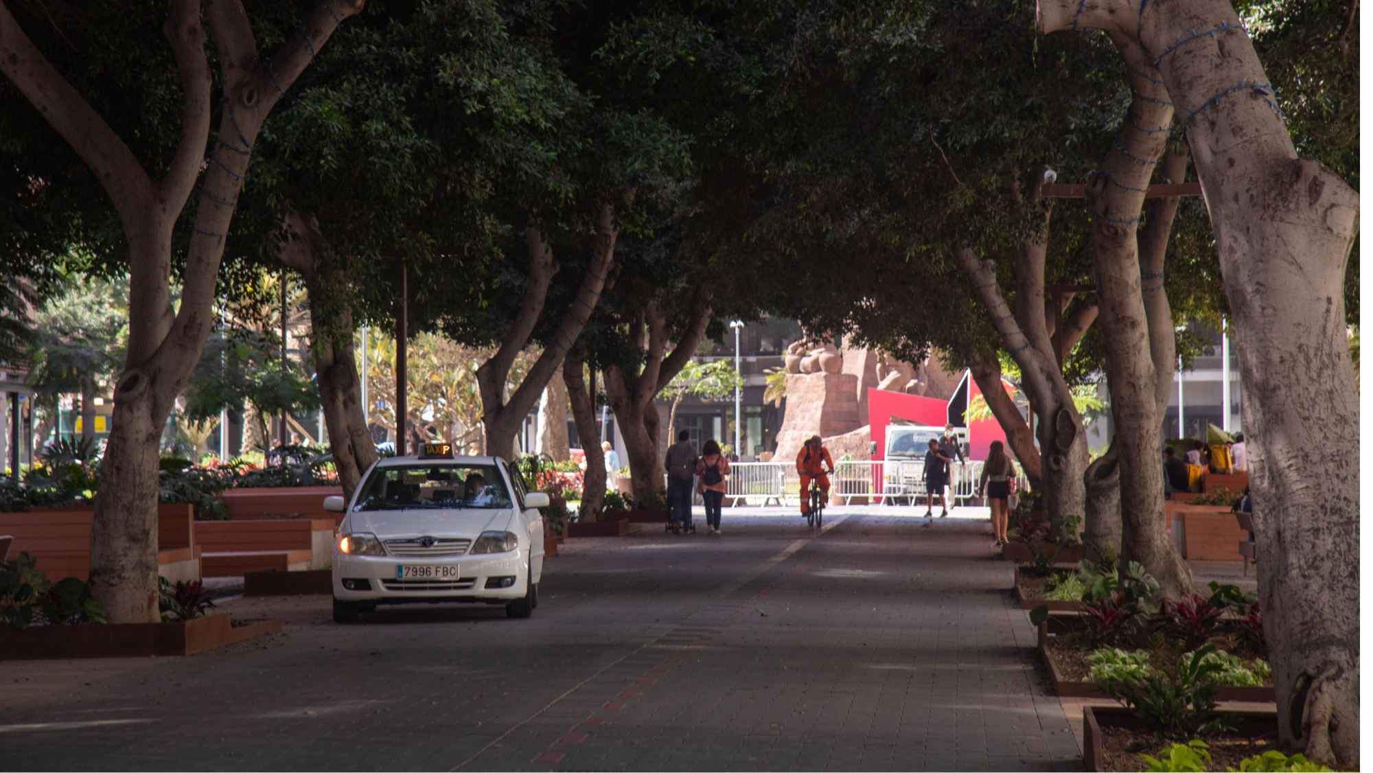 Un taxi circula por Mesa y López, en Las Palmas de Gran Canaria.  / Ayuntamiento de Las Palmas de Gran Canaria