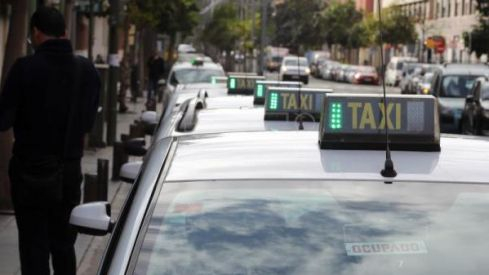 Imagen de una fila de taxis en Las Palmas de Gran Canaria. / EFE