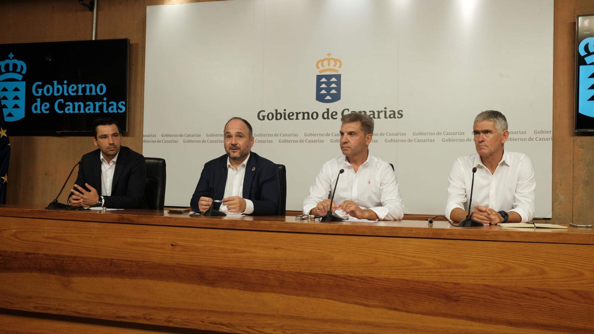El presidente de la UICN, Roberto Lozano, el consejero José Antonio Valbuena y los representantes de Madeira y Azores, Paulo Jorge dos Santos y Alonso Teixeira. / Cedida