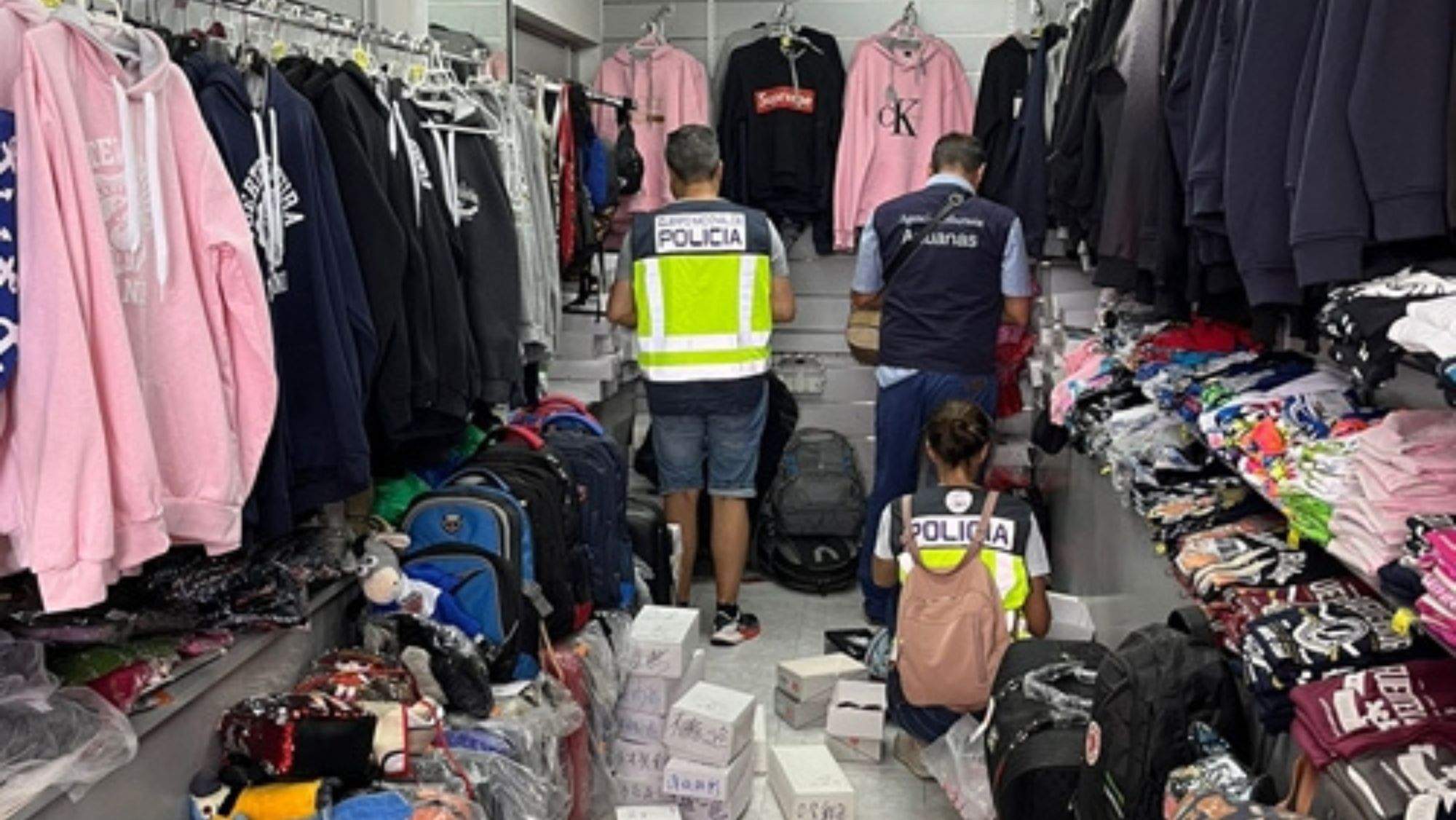 Un agente de la Policía Nacional registra uno de los bazares investigados. / Cedida