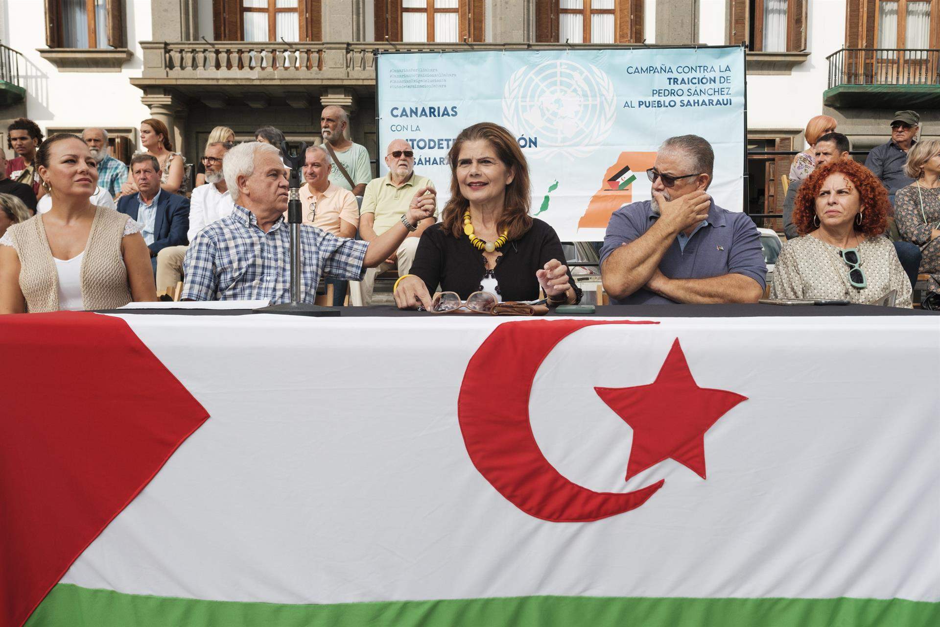 La presidenta de la Asociación Canaria de Juristas por la Paz y los Derechos Humanos, Inés Miranda (c) presenta la delegación de 32 personas que participarán en la ONU defendiendo los derechos saharauis./ EFE/Ángel Medina G.