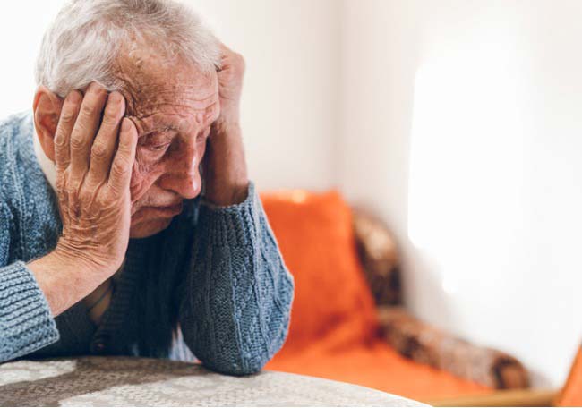 Anciano con alzhéimer en situación de dependencia./ INTRAMED