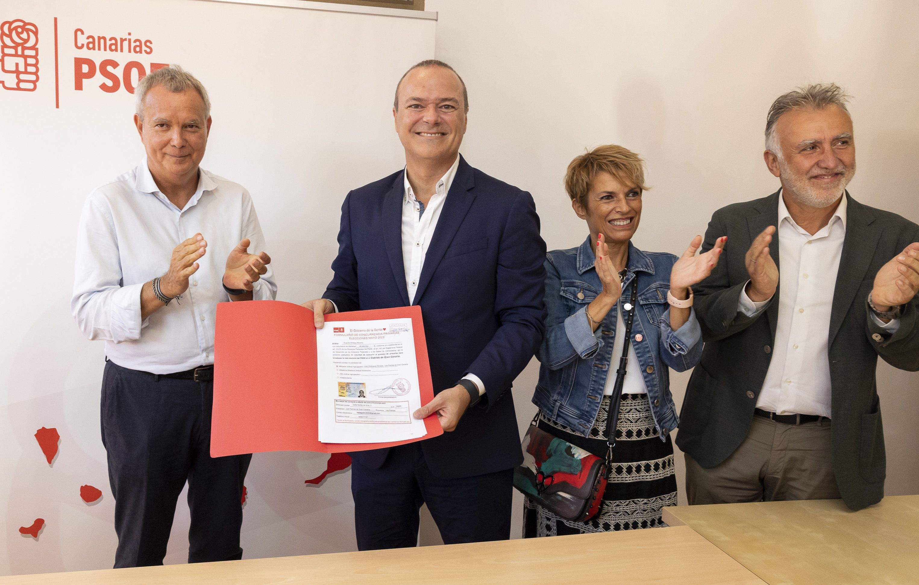 Global: fuego amigo sobre Augusto Hidalgo que, en la imagen, aparece rodeado por Sebastián Franquis, Elena Máñez y Ángel Víctor Torres, al presentar su candidatura para la presidencia del Cabildo de Gran Canaria. / QUIQUE CURBELO-EFE