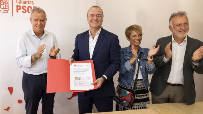 Augusto Hidalgo, rodeado por Sebastián Franquis, Elena Máñez y Ángel Víctor Torres, al presentar su candidatura para la presidencia del Cabildo de Gran Canaria. / Quique Curbelo (EFE) Augusto Hidalgo, rodeado por Sebastián Franquis, Elena Máñez y Ángel Víctor Torres, al presentar su candidatura para la presidencia del Cabildo de Gran Canaria. / Quique Curbelo (EFE)