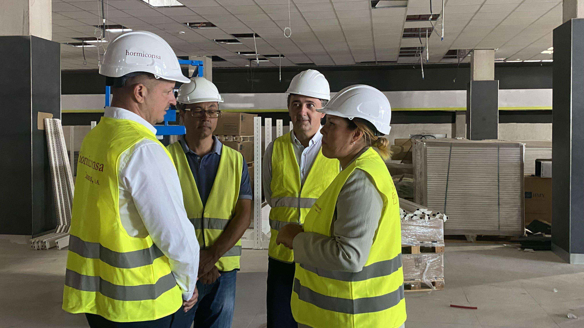Visita de la alcaldesa de Arrecife, Astrid Pérez, y el director técnico de HiperDino, Rubén Molowny a las obras./ Cedida