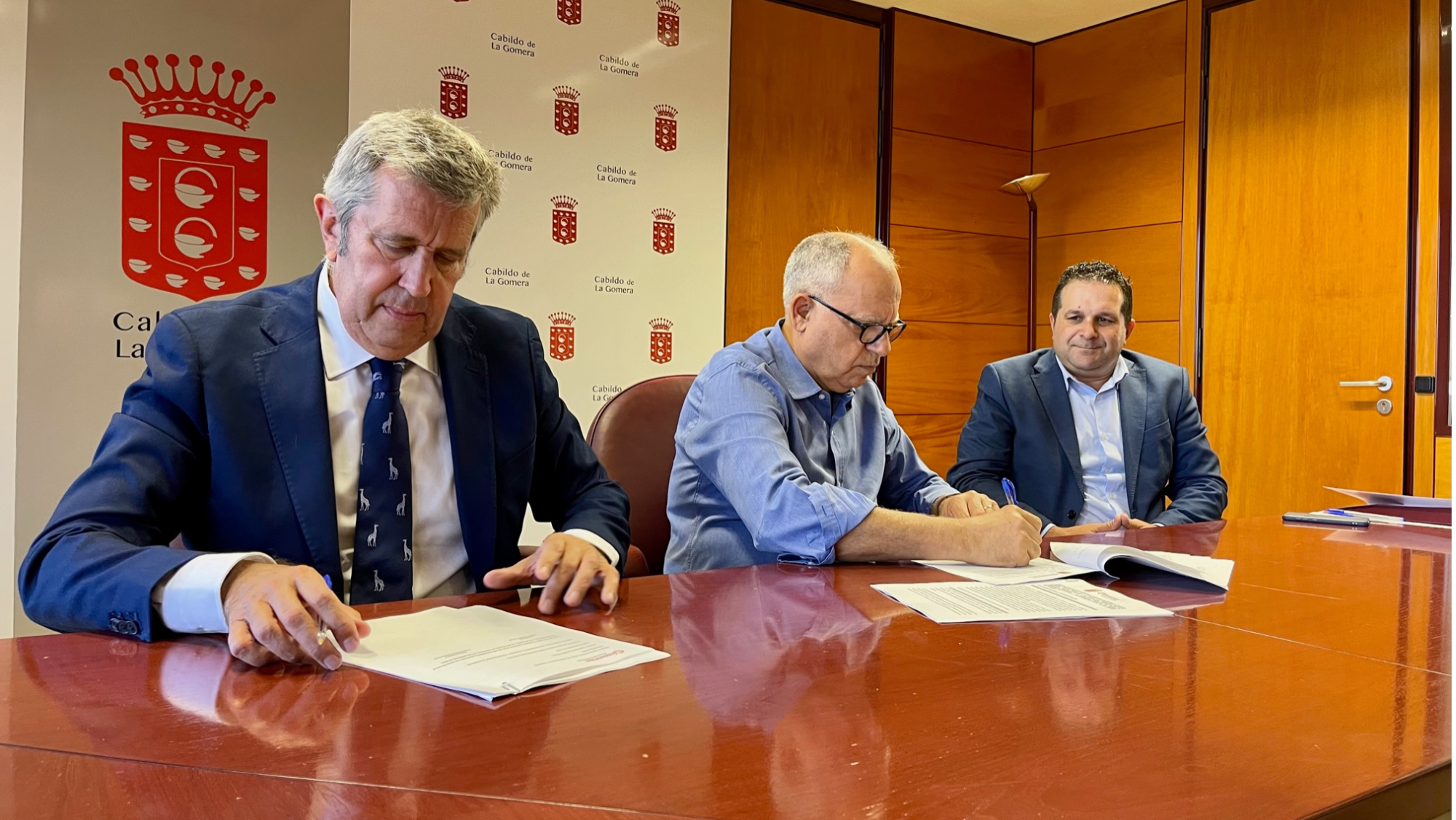 De izquierda a derecha el director general de la Fundación INCYDE, Javier Collado, el presidente del Cabildo de La Gomera, Casimiro Curbelo y elel consejero de Comercio del Cabildo, Miguel Melo. / Cabildo de La Gomera
