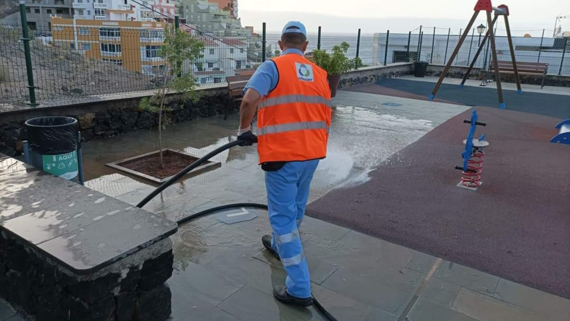 Un trabajador de Urbaser realizando labores de limpienza en El Rosario. / Cedida