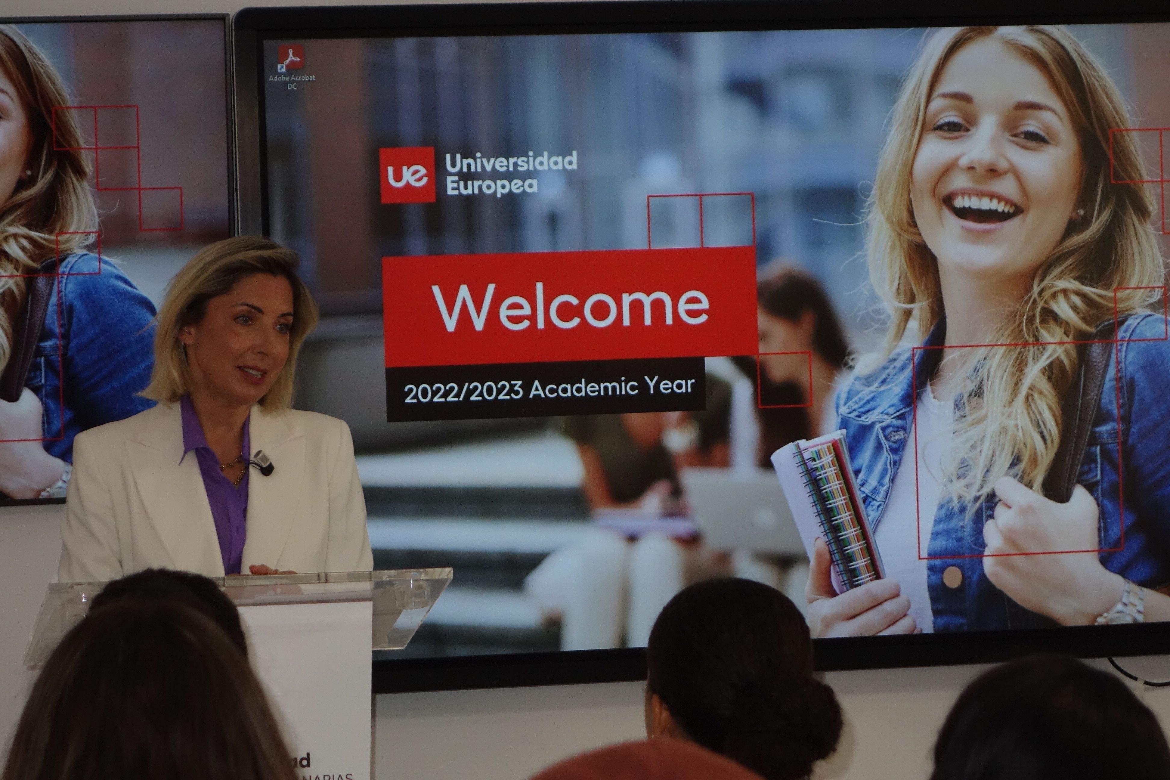 La rectora de la Universidad Europea de Canarias, Cristiana Oliveira, recibe a los alumnos en el Welcome Day 2022./