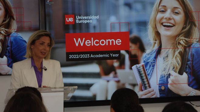 La rectora de la Universidad Europea de Canarias, Cristiana Oliveira, recibe a los alumnos en el Welcome Day 2022./