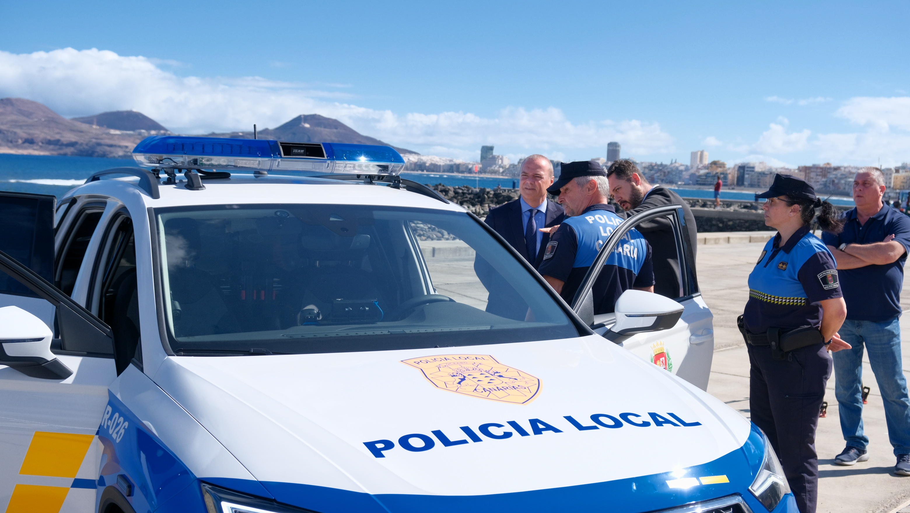 Presentación de los nuevos coche patrulla en el Mirador de Las Olas de Las Canteras. /Cedida