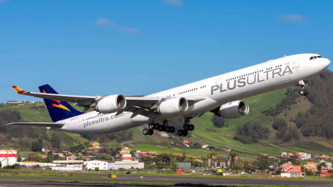 Un avión de Plus Ultra despega desde el aeropuerto de Tenerife Norte./ Archivo