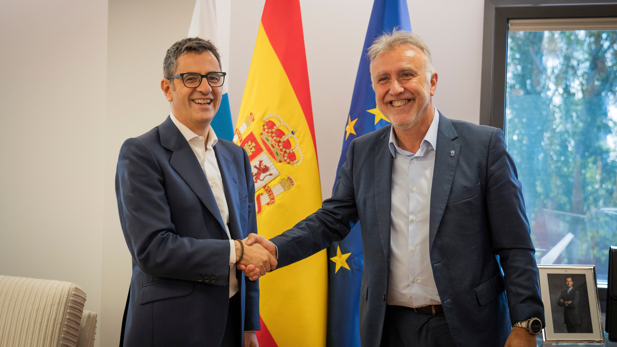 Félix Bolaños y Ángel Víctor Torres tras cerrar el conflicto del Convenio de Carreteras. / Efe