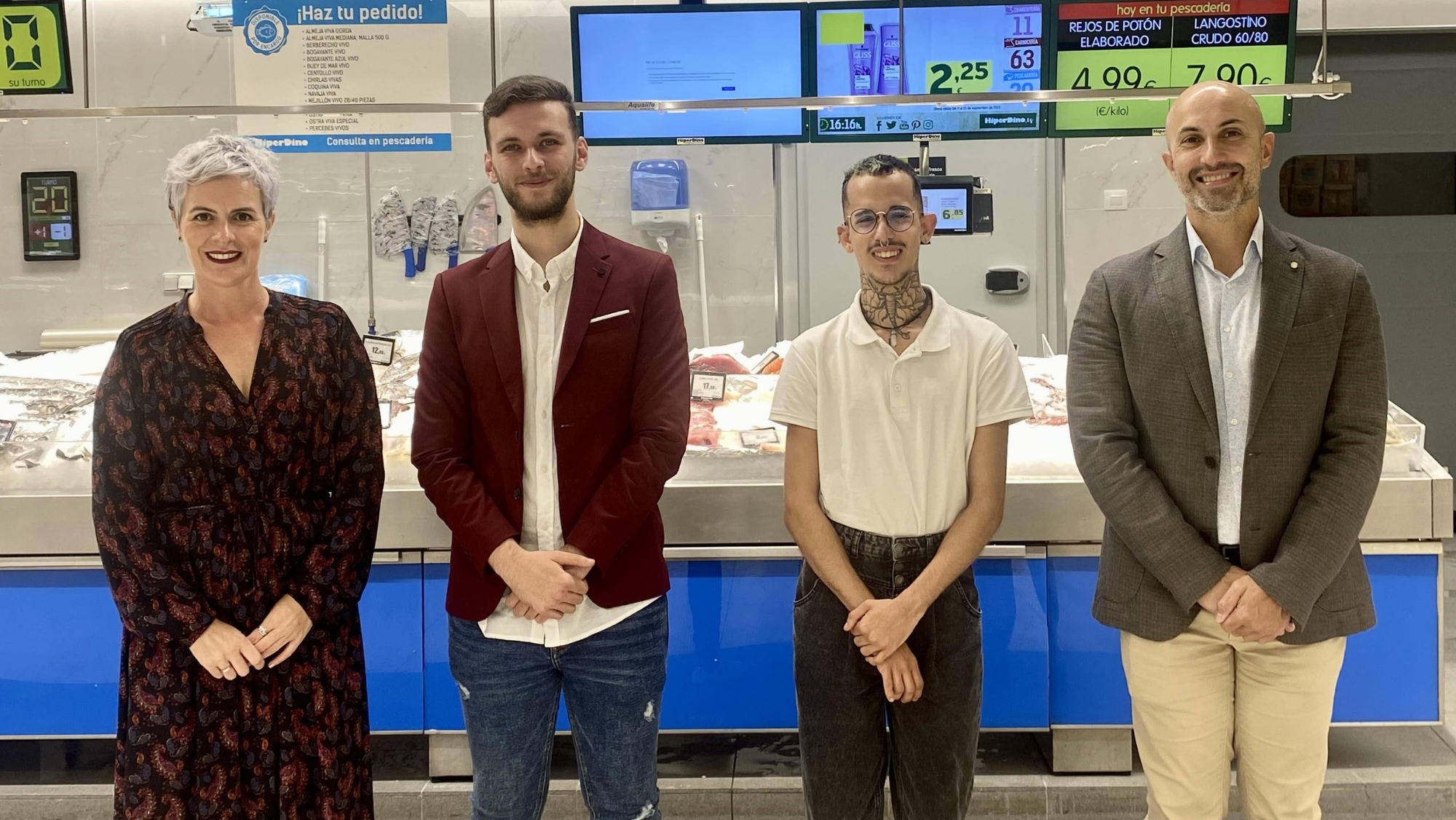 Carlos García, director de Marketing y Comunicación de HiperDino, y Virginia Ávila, directora de la Fundación DinoSol, junto a Mario y Roberto, alumnos becados. /Cedida