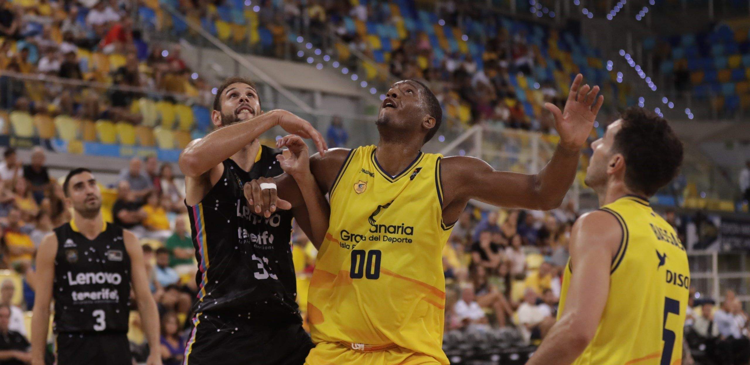 Iván Cruz pugna por un rebote con Inglis en el derbi insular disputado en el Gran Canaria Arena./ CBC.