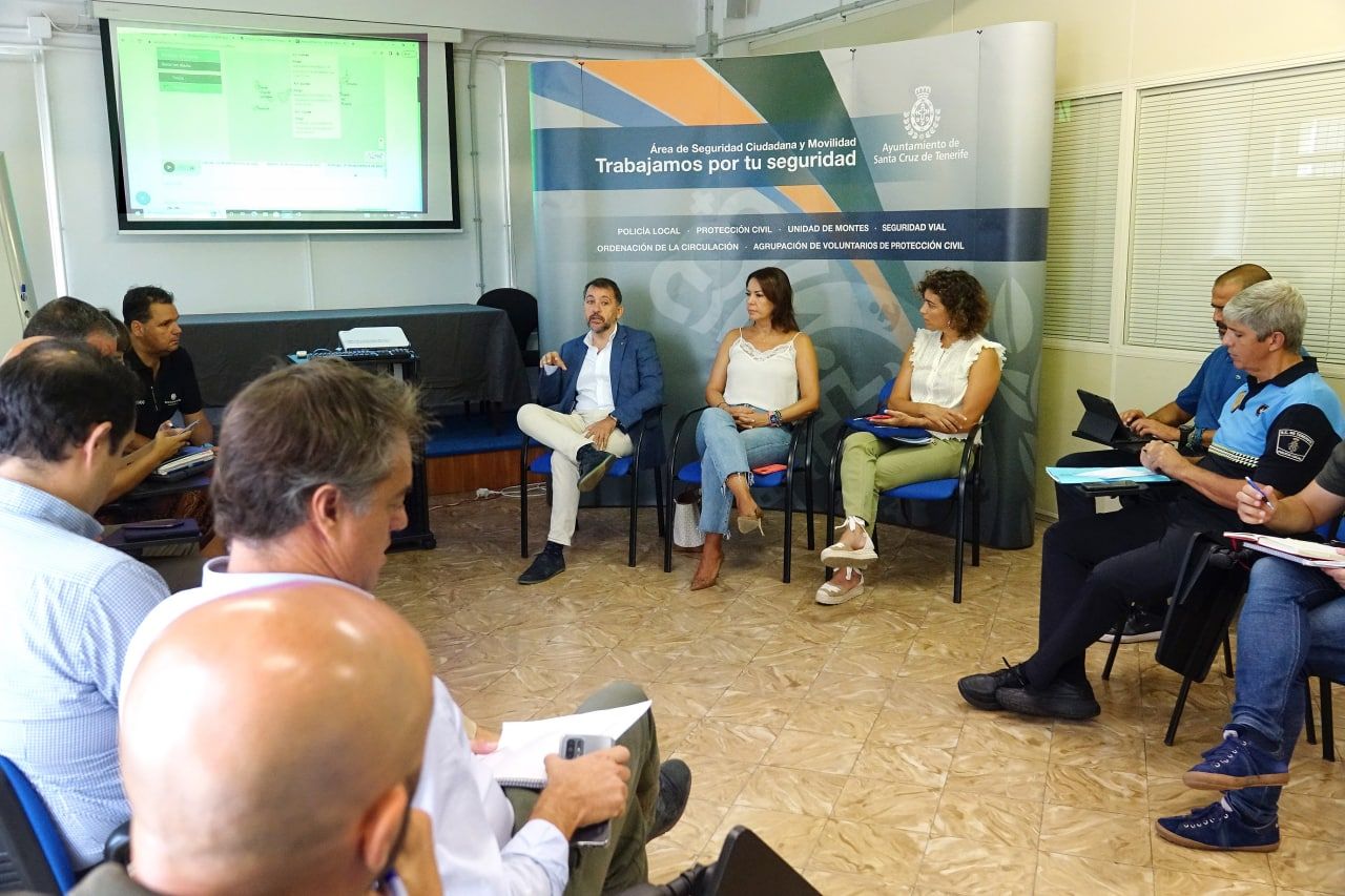 Reunión para la suspensión de actividades por fenómenos meteorológicos adversos. En el centro, de izquierda a derecha, el alcalde, José Manuel Bermúdez, la concejal de Seguridad, Evelyn Alonso, y la concejal de deportes, Alicia Cebrián./ Cedida