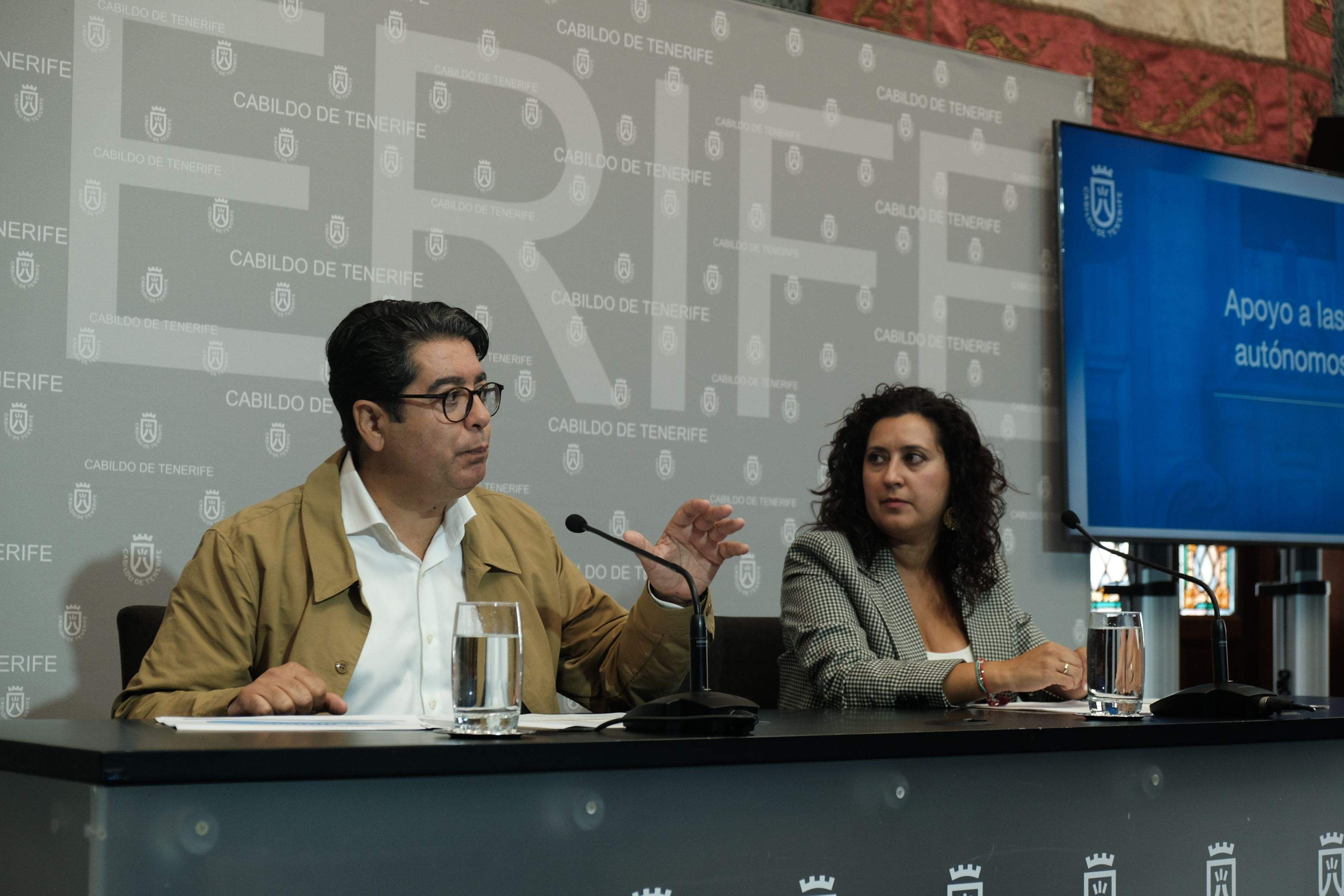 Pedro Martín, presidente del cabildo, y Carmen Luzbaso, consejera de Desarrollo Socioeconómico, presentando las ayudas a pymes y autónomos./ Cedida