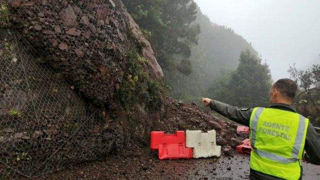 Desprendimiento en la carretera entre El Bailadero y Chamorga (TF-123) este sábado. / Cecopal 