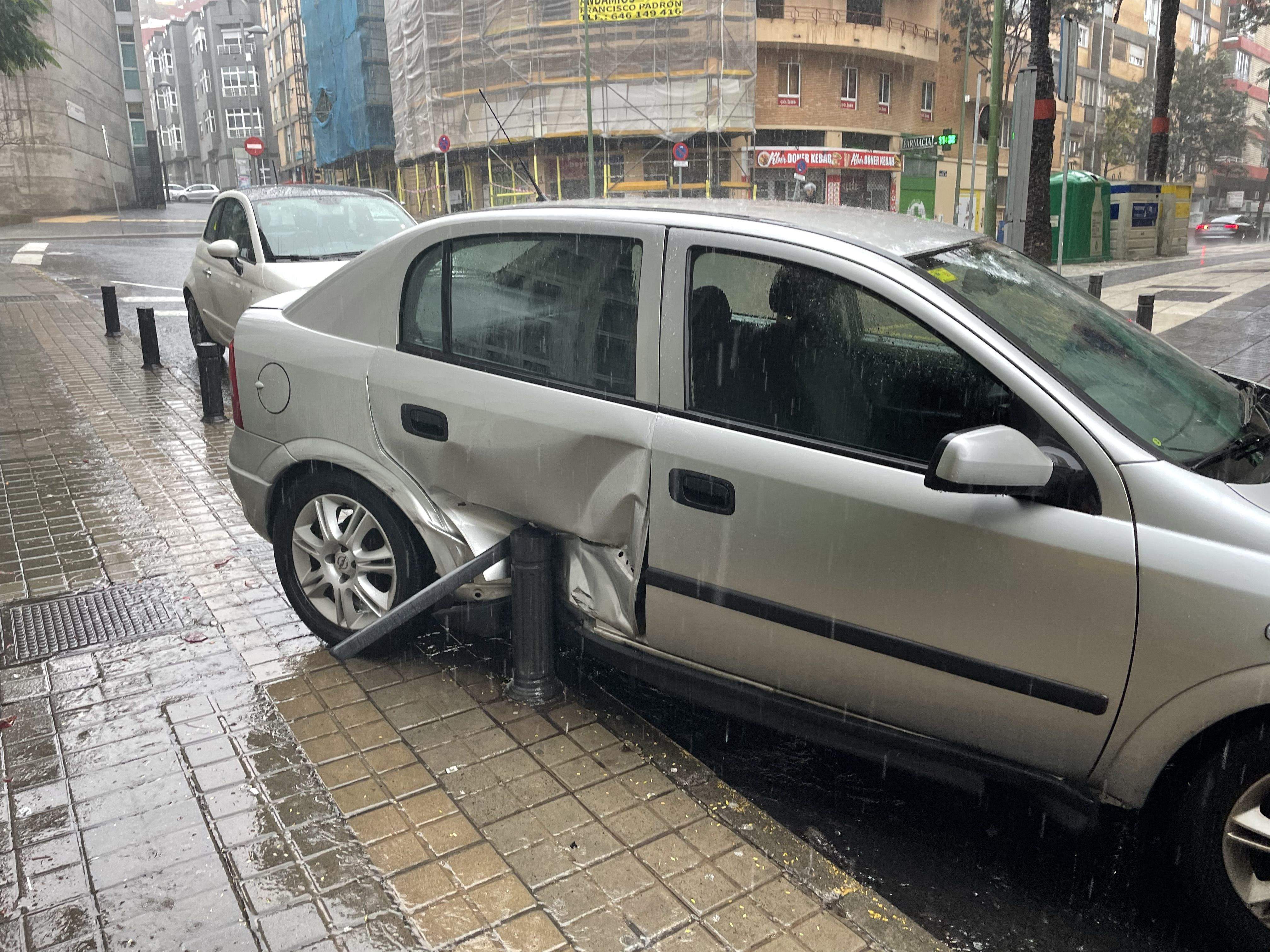 En la imagen, el coche golpeado por un camión de bomberos en Las Palmas de Gran Canaria.