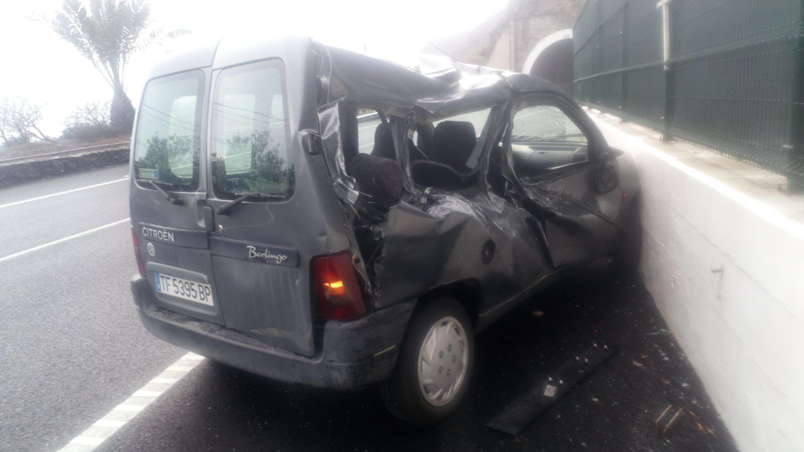 Imagen de un vehículo al que le cayó una piedra en la TF-5. / Twitter