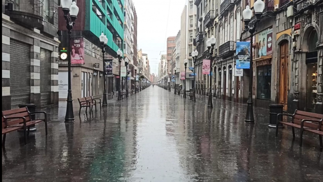 Foto de la Calle Mayor de Triana, en Las Palmas de Gran Canaria, durante el temporal Hermine. / Atlántico Hoy