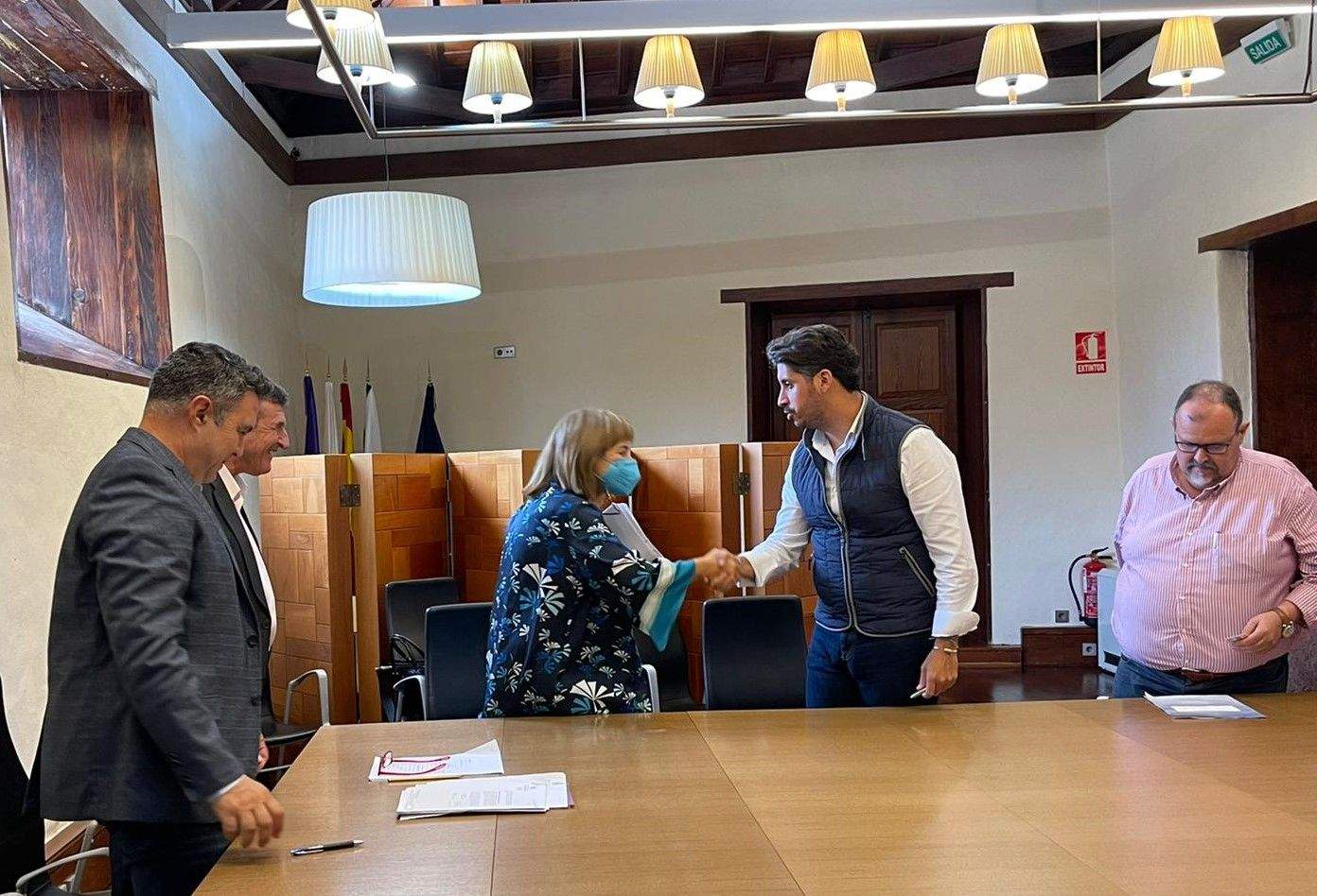 Firma del acuerdo para la compra de la parcela junto al futuro mercado./