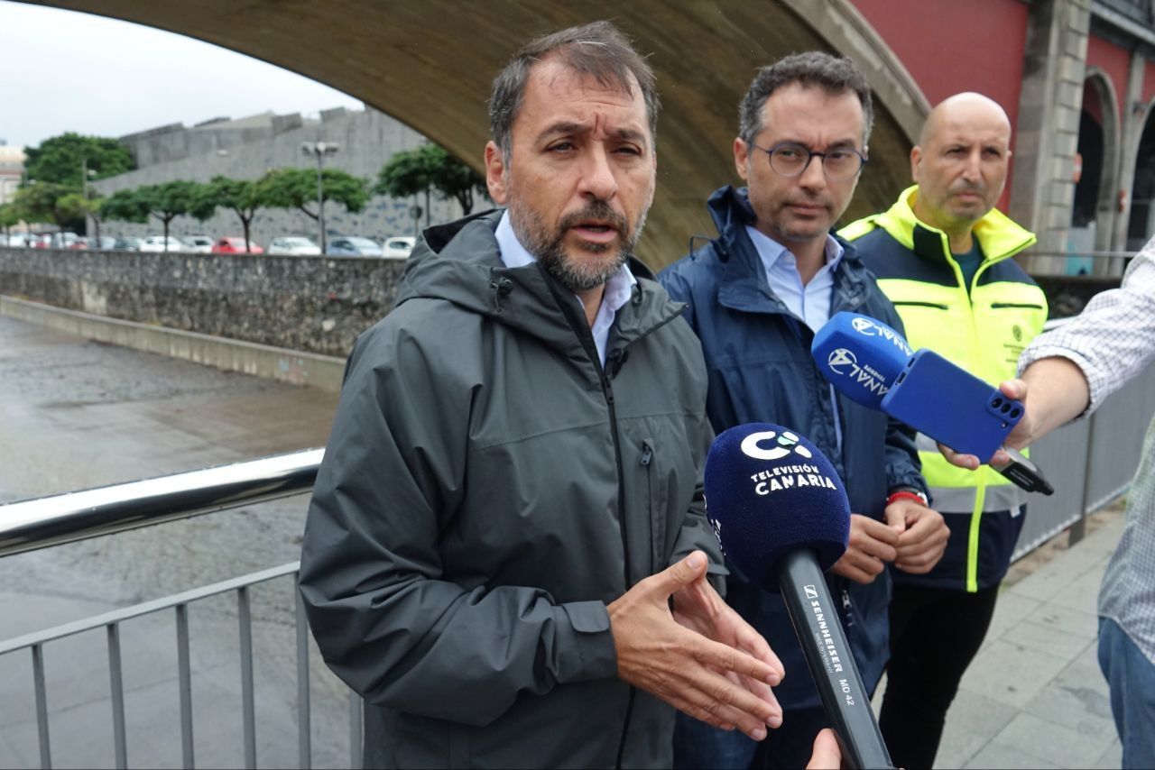 El alcalde de Santa Cruz, José Manuel Bermúdez, acompañado del concejal de Servicios Públicos, Carlos Tarife./