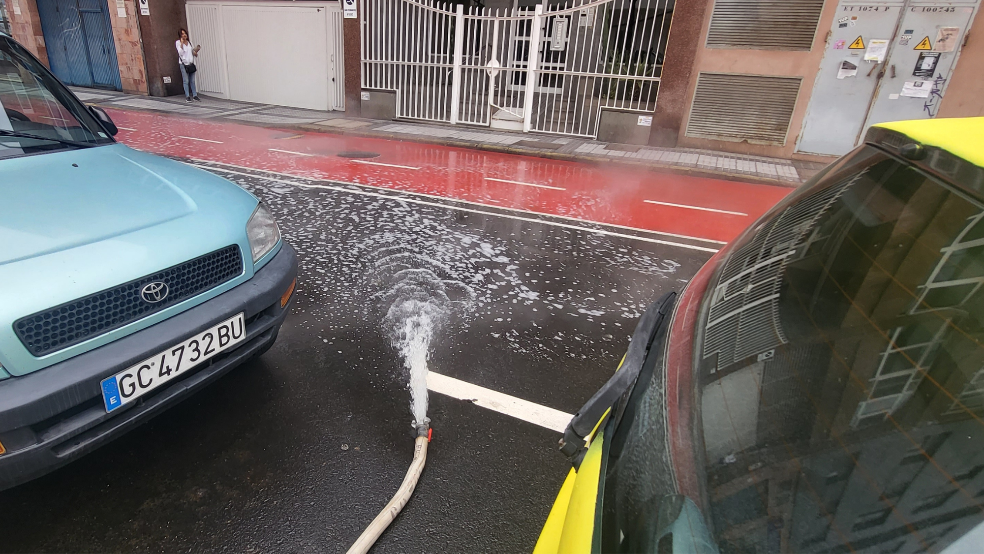 Un bomba de achique expulsando agua en la calle Churruca al mediodía del lunes. / Atlántico Hoy