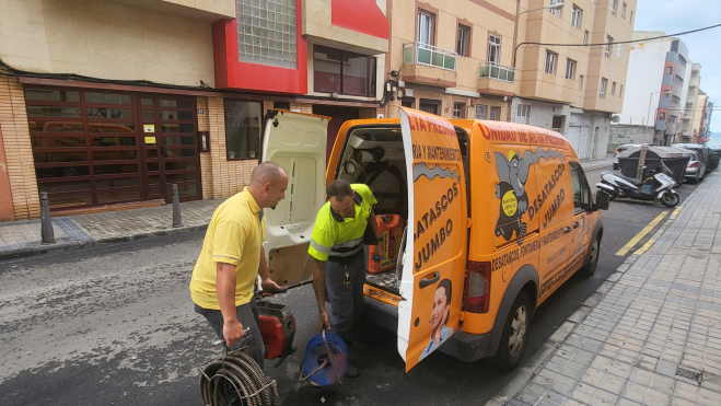 Yauci y Alejo descargando el material de su furgoneta. / Atlántico Hoy