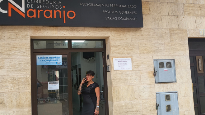 Angharad atendiendo la llamada de un asegurado. Atlántico Hoy