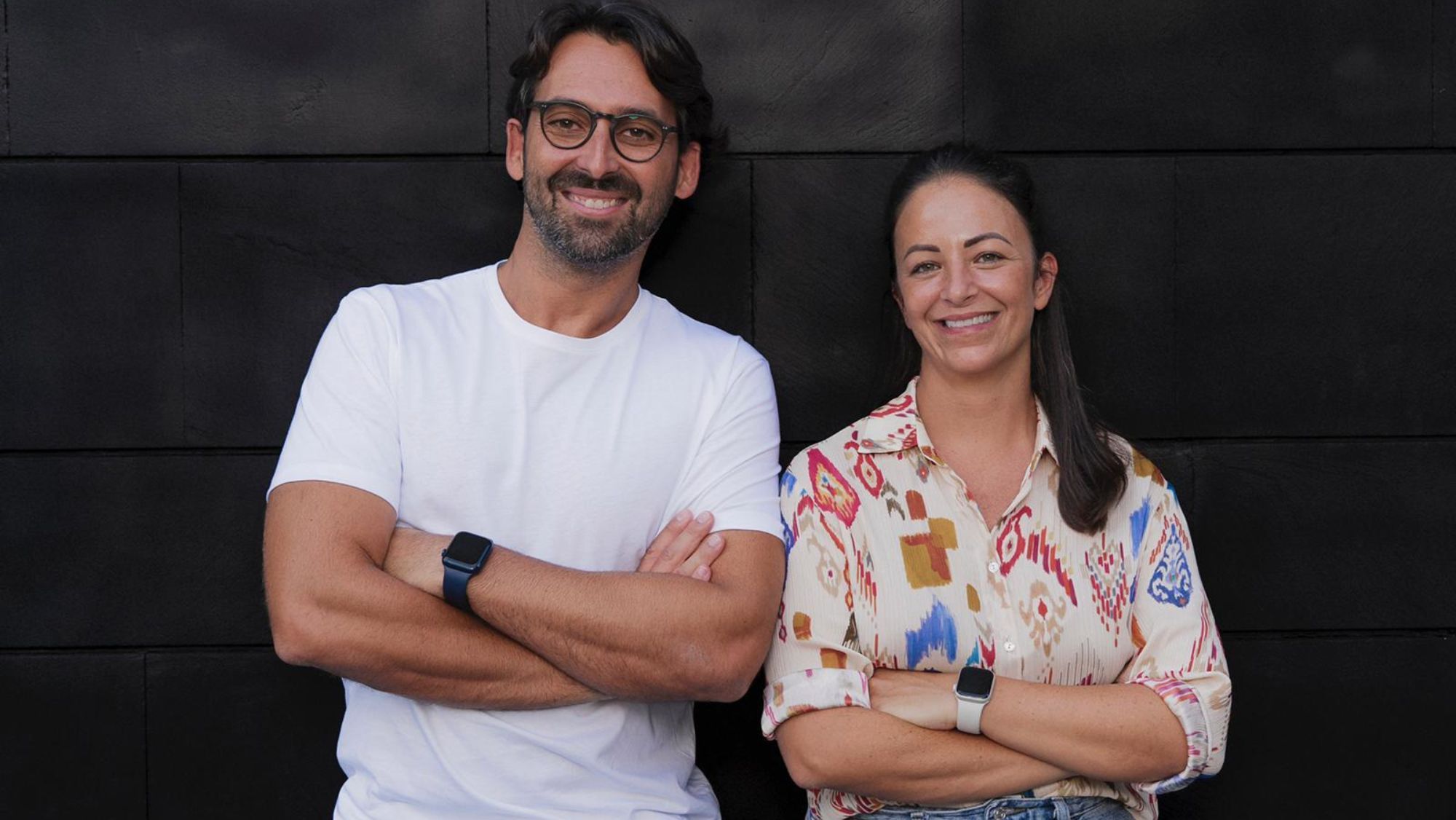 Sergio García y Tais Pérez, autores del libro 'Tu ansiedad bajo control'. / Carlos Ruiz B.K (Contumaz Estudio)