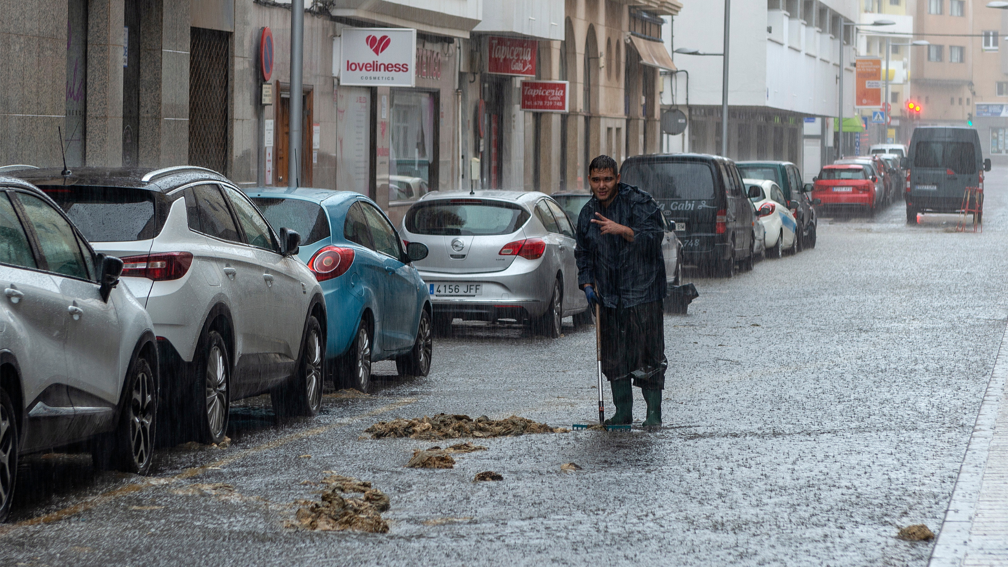 Una persona camina bajo el diluvio provocado por Hermine. / Efe