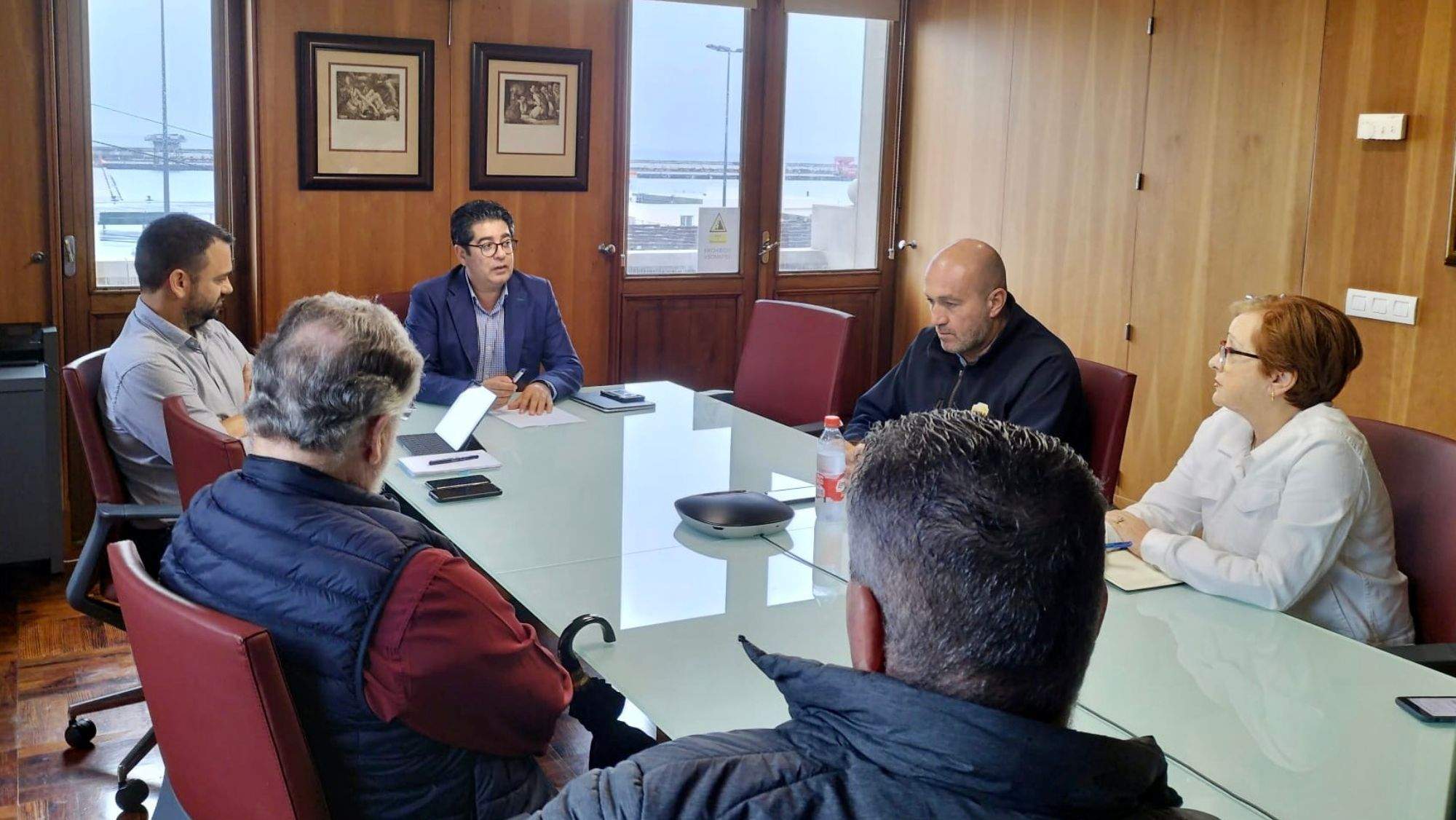 Reunión del presidente del Cabildo de Tenerife con representantes de la Mesa del Taxi para hablar sobre el rescate. / Cedida